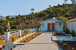 Neelachala -2BR Stay | Kainchi Dham by Homeyhuts, Kosya Kutauli