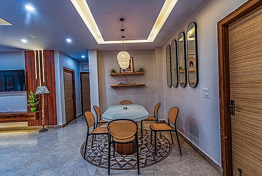 Snowdrop FF| Mall road Mussoorie by Homeyhuts