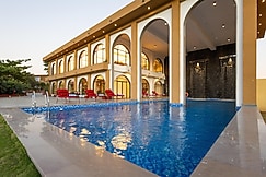 Still River Suites with Heated Pool, Jacuzzi by ELIVAAS, Udaipur, Udaipur