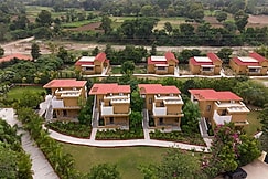 Still River Suites with Pool, Jacuzzi by ELIVAAS, Udaipur, Udaipur