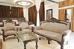 Topfloor Hall   Large Bed Open Kitchen Bathtub, Indore