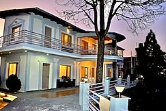 The Pine Villa (4BHK with WiFi & Cook), Mukteshwar