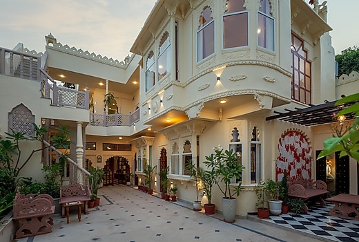 SaffronStays Rang Havelii (Premium Room)