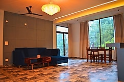 Hill Crest Escapes - Pine View Suite, Kasauli