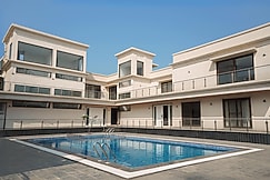 Aveda Estrella, Karjat