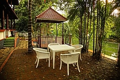 Back Water Heritage Bungalow, Pala