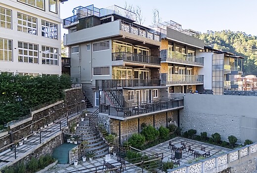 Alaya Stays Lakefront Escape Charming 2BHK Suite with Sit-out area