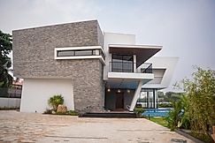 ELIVAAS JD Beach Vacay 4-BHK Oceanfront Beach Villa with Spacious Lawn, Mahabalipuram