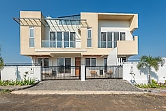 ELIVAAS 3-BHK White House Villa with panoramic Hill Views, Bhandardara