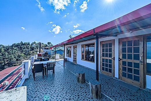 Chinar Retreat 3BR SF near Mukteshwar Dham by Homeyhuts