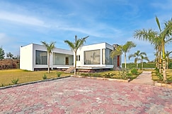 ELIVAAS Amaltas 4BHK Countryside Hideaway With Pvt Pool, Sohna