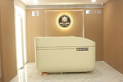 Hotel The Librish, Surat