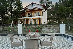 ELIVAAS 1BHK Pine View Resort with Garden-Facing, Kasauli