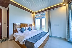 Petal Peak Retreat 6BR Homestay by Homeyhuts, Mukteshwar