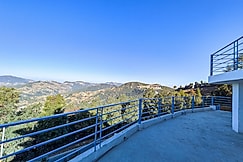 Petal Peak Retreat 2BR-GF Homestay by HomeyhutsPetal, Mukteshwar