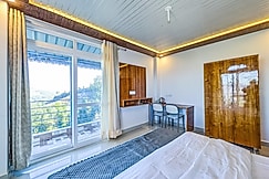 Petal Peak Retreat 2BR-FF Homestay by Homeyhuts, Mukteshwar