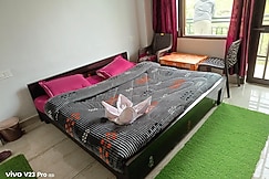 The Forest Cabins Home Stay, Tikar
