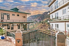 Elivaas Dilli Villa 3 BHK With Pvt Pool theatre & Gym, Kasauli