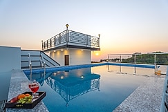 Lovedale 2BHK Villa with Pvt Pool by Tensor Stays, Lonavala