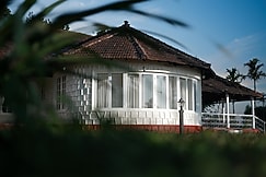 The Hundred House by Kisah Stays - British Estate Bungalow, Wayanad