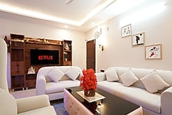 The 2BHK Jakuzi Suite | Dehradun by Homeyhuts, Dehradun