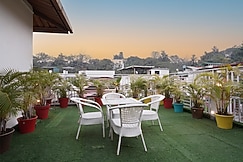 The 2BHK Jakuzi Suite | Dehradun by Homeyhuts, Dehradun