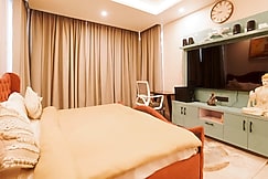 The 2BHK Jakuzi Suite | Dehradun by Homeyhuts, Dehradun