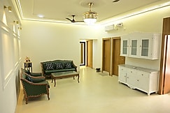 Family Ties I Entire 3-BHK Flat I 800 mtrs to Assi Ghat, Varanasi