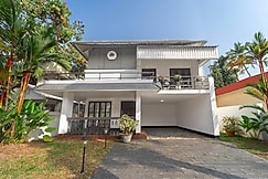 Alaya Stays 3 BHK Riviera Residence Villa Sit-Out Area & Garden, Alleppey
