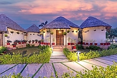 Alaya Stays Forest Mud House with Pool and Garden, Haridwar