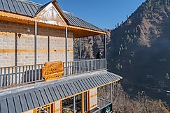 SaffronStays The Tirthan House Balcony View, Gushaini