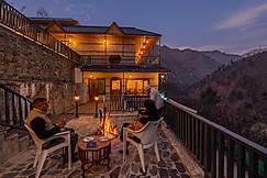 SaffronStays The Tirthan House Balcony View, Sainj