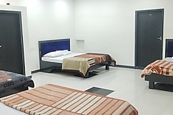 New sagar hotel, Falna