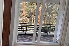 A warm  calm  cozy homestay nestled by the forest, Dehradun