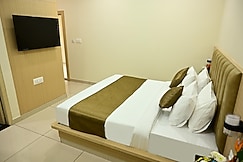 S R GRAND PREMIUM A/C ROOMS, Tumkur