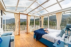 SaffronStays Prism Hill Glass Suite, Mukteshwar