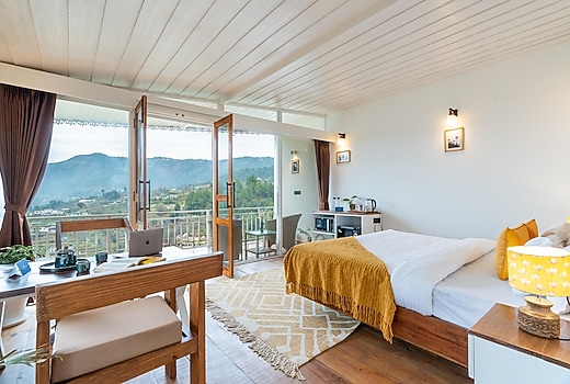 SaffronStays Prism Hill (Deluxe Room)