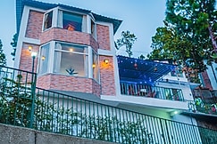 Lans Bliss Villa 3BR Mountain Views by Homeyhuts, Lansdowne