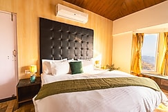 Lans Bliss Villa 3BR Mountain Views by Homeyhuts, Lansdowne