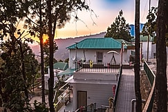 Lans Bliss Villa 1BR Mountain Views by Homeyhuts, Lansdowne