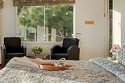 ELIVAAS Berlin Serene 4 BHK Villa Hillside Getaway, Solan