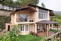 The Bougainvillea, Villa in Bhimtal with yoga room, Bhowali