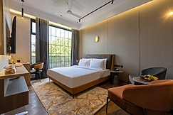 Saltstayz Premier - Noida, Near Sector 18 Metro station, Noida