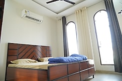 Stay Royal BNB - Luxury 4 BHK, Kharar