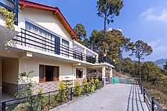 ELIVAAS The Nakshatra 3BHK Villa Near Kainchi Dham, Sattal