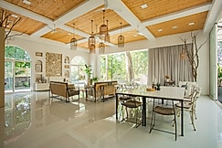 Mowgli's Glass Den, Wada