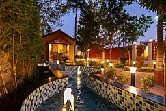 ELIVAAS Tiger Cave Suite | Room with Pool and Garden, Khandar