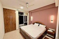 LA VIDA STAYS, Lucknow