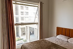 Spacious 2BHK Apartment in GIFT City for Families & Pros with Free Parking and pool, Gandhinagar
