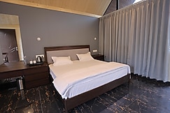 Alpine Vista Wellness and Resort, Ukhimath